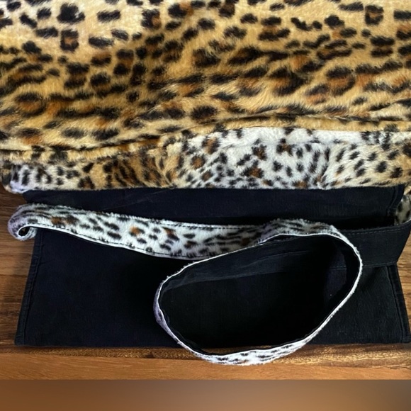 Roxy Leopard Messenger Bag - Picture 3 of 8